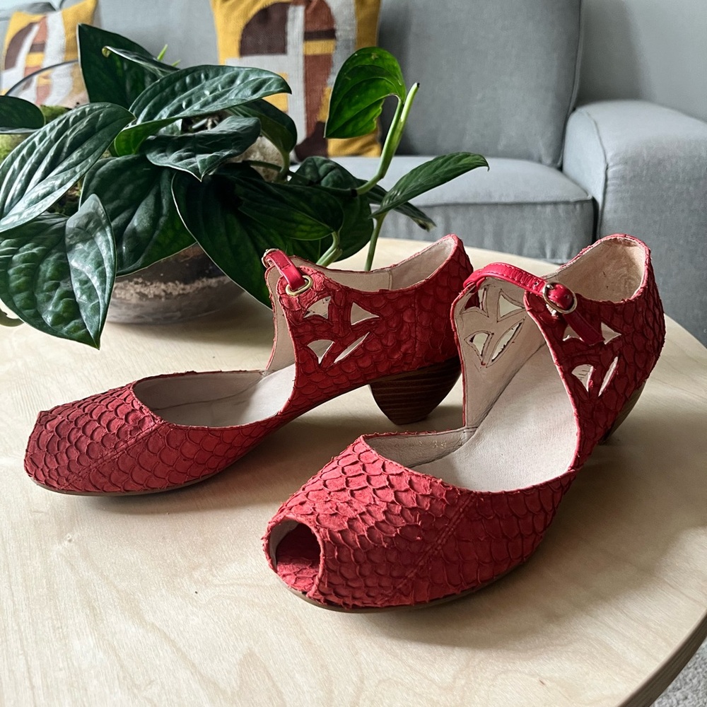 All Black | Fish Scale Coral Kitten Heels | Mary Jane